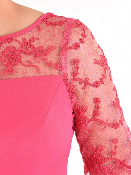 Elegancka amarantowa sukienka na przyjęcia – prosty fason midi wysmuklający sylwetkę 28407