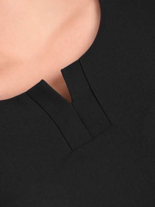 Elegancka czarna sukienka midi o prostym fasonie – modelujące sylwetkę przeszycia i rękaw 3/4 25766