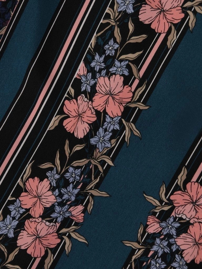 Elegancka sukienka trapezowa w kwiaty z długim rękawem – wyszczuplające zaszewki i pasek akcentujący talię 18901