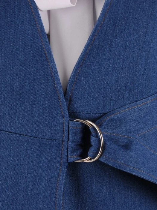 Jeansowa kamizelka damska plus size z ozdobnym zapięciem 38757