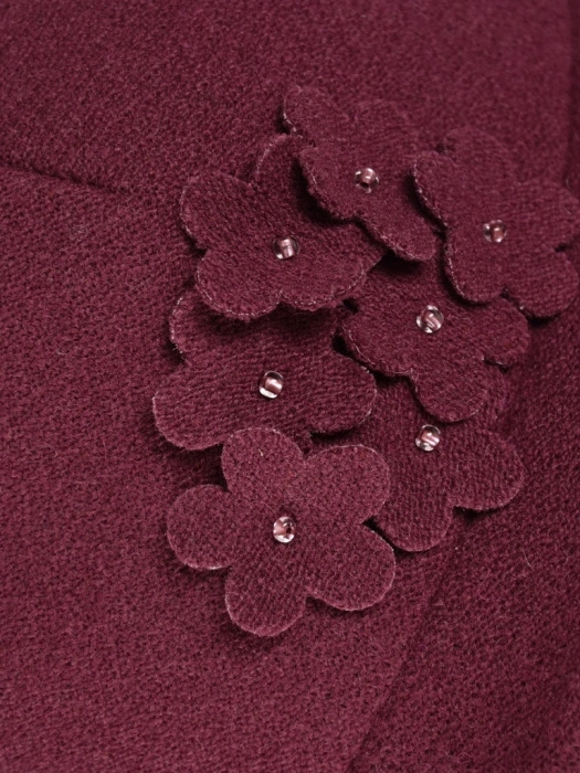 Elegancki kapelusz damski zimowy cloche – bordowy fason z regulacją i ozdobnym kwiatem 42385