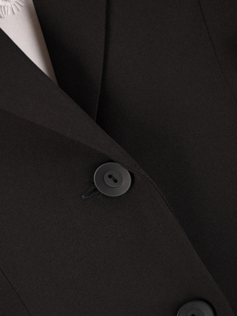 Elegancki żakiet damski do sukienki w czerni – prosty krój z kołnierzem i kieszeniami 41684