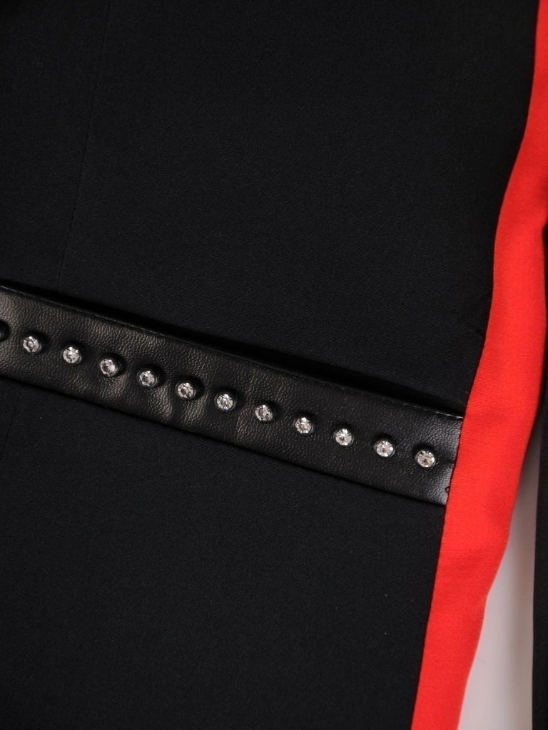 Elegancka czarna marynarka damska – prosty fason z ozdobnymi dżetami i czerwonym akcentem 28021