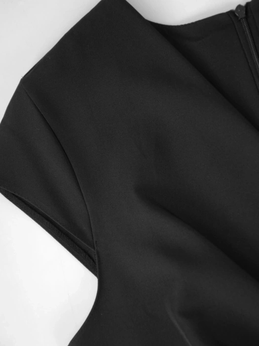 Czarna sukienka wieczorowa maxi bez rękawów – rozkloszowany fason z kobiecym rozcięciem 18621