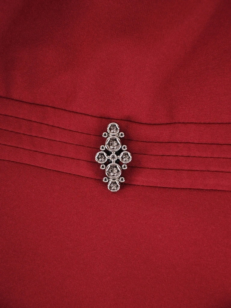 Bordowa prosta sukienka midi z dekoltem łódka – elegancka kreacja z broszką i rękawem 3/4 12968