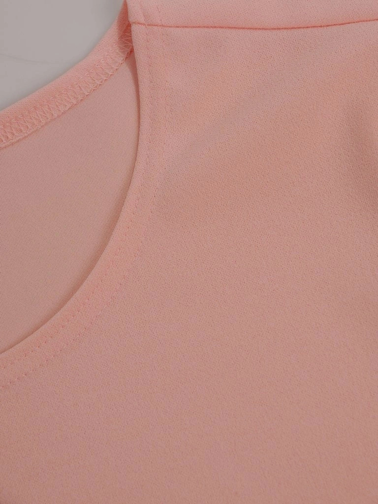 Elegancka brzoskwiniowa sukienka trapezowa mini – swobodny krój tuszujący biodra z dekoltem w łódkę 10747