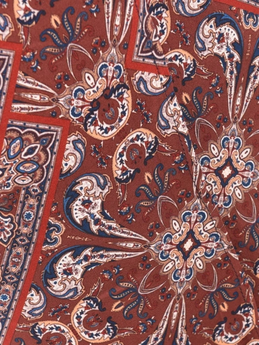 Prosta sukienka midi w wzory beżowo-brązowe – elegancki model z kołnierzykiem i paskiem 40390