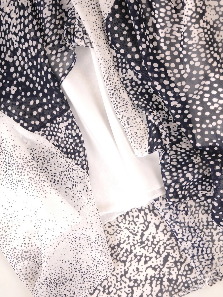 Długa sukienka rozkloszowana w odcieniach ecru i czerni – efektowne przejście kolorów i dekoracyjny kwiat 38056