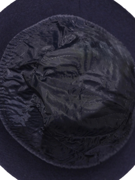 Elegancki kapelusz damski zimowy cloche granatowy – ciepły model z biżuteryjną ozdobą 40920