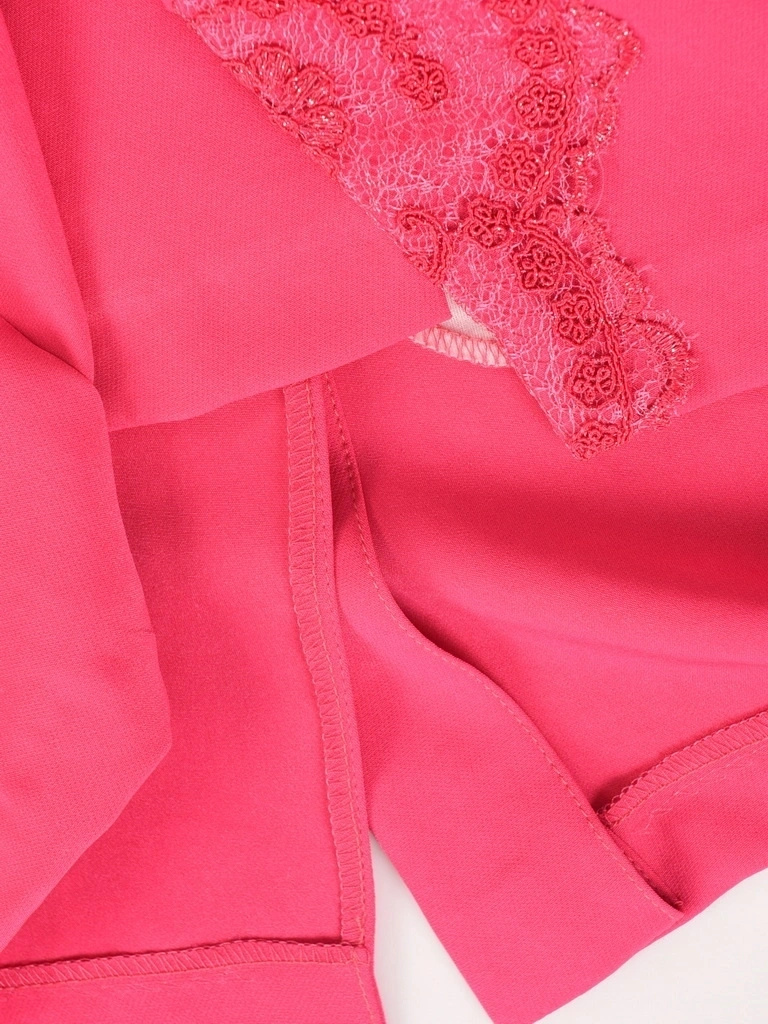 Elegancka amarantowa sukienka na przyjęcia – prosty fason midi wysmuklający sylwetkę 28407