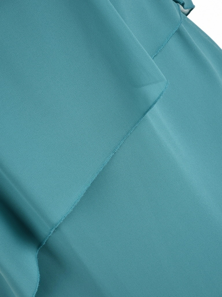 Elegancka sukienka trapezowa w kolorze szmaragdowym – zwiewny fason tuszujący biodra 41594