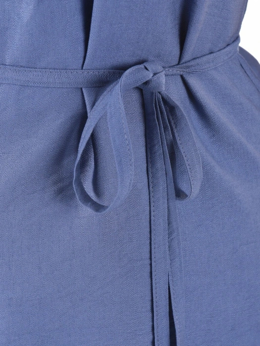 Niebieski komplet damski ze spodniami jeans – luźny fason z dekoltem w serek i paskiem 39952
