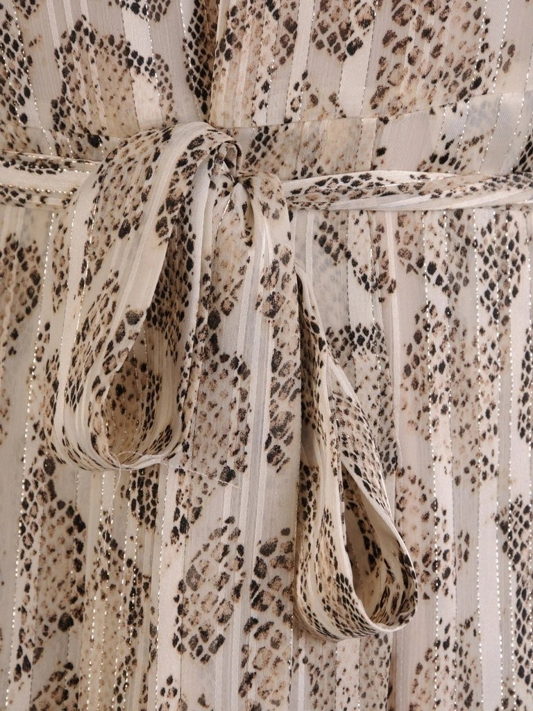Zwiewna sukienka rozkloszowana w zwierzęcy deseń – plisowany dół z paskiem akcentującym talię 24440