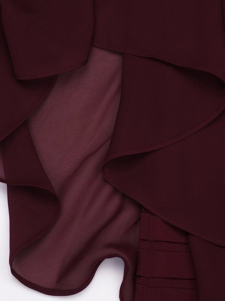 Elegancka śliwkowa sukienka koktajlowa midi – prosty fason z lekką narzutką wysmuklającą sylwetkę 14535