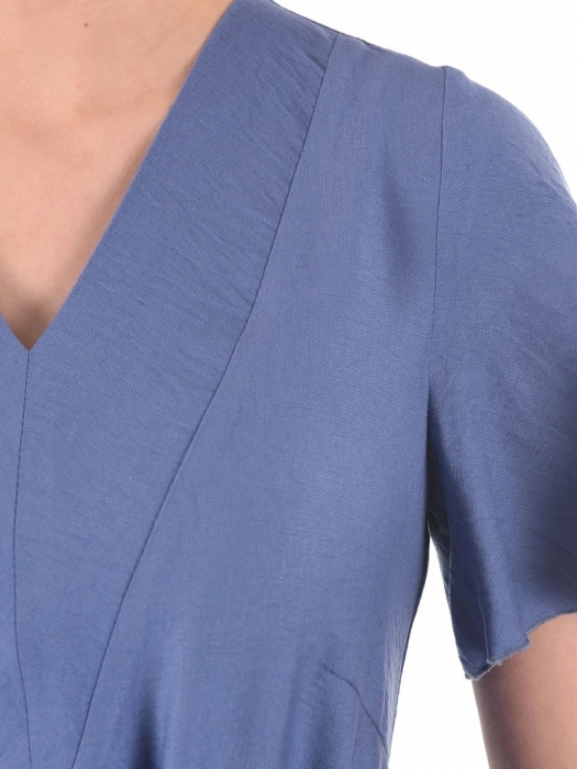 Niebieski komplet damski ze spodniami jeans – luźny fason z dekoltem w serek i paskiem 39952