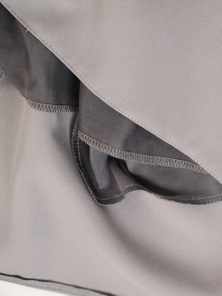 Elegancka sukienka trapezowa w pepitkę z dekoltem w serek – tuszujący biodra fason z ozdobnym dołem 34811