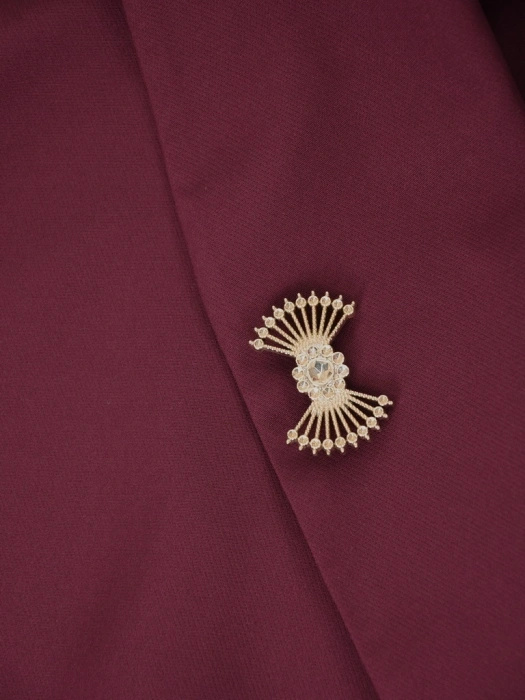 Elegancki garnitur damski ze spodniami bordowy – prosty fason z paskiem podkreślającym talię 41912