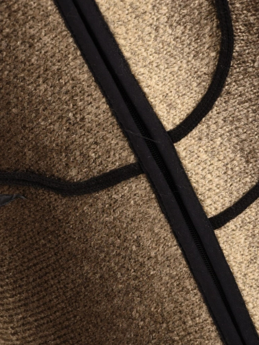 Elegancki sweter damski rozpinany ze stójką w odcieniach beżu – luźny fason z ozdobnymi guzikami 42180