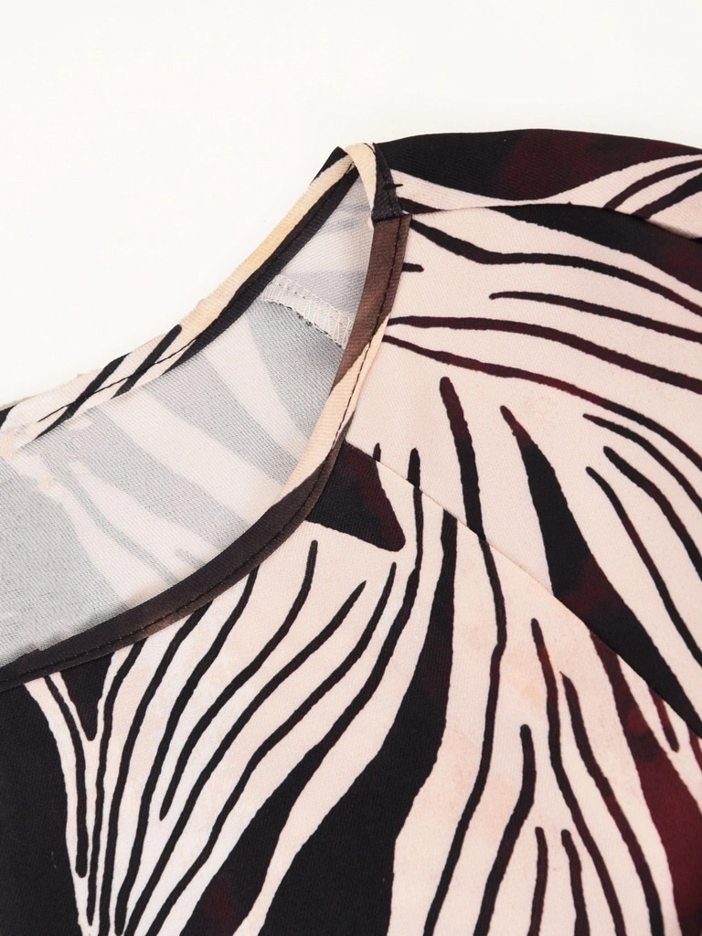 Wizytowa beżowa bluzka z długim rękawem w elegancki print – prosty krój z kobiecym dekoltem w łódkę 42100