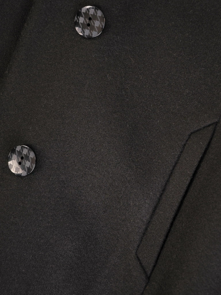 Elegancki czarny płaszcz zimowy damski o prostym fasonie – zapięcie na guziki i stylowe wiązanie w pasie 33988