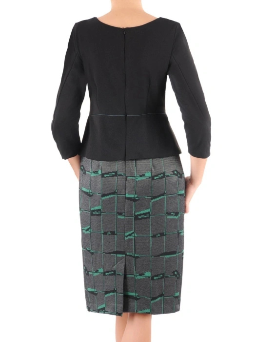 Elegancka sukienka prosta w kratkę z dekoltem karo – baskinka zgrabnie modelująca sylwetkę 37123