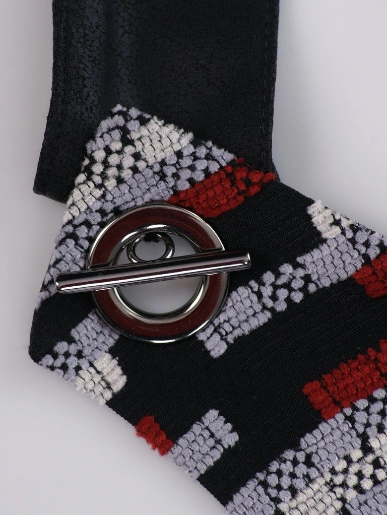 Prosta czarna sukienka midi w geometryczne wzory – elegancka kreacja bez rękawów z kieszeniami 14741