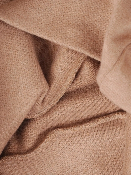 Elegancki sweter damski z golfem prosty beżowy – ciepły fason z kieszeniami na jesień i zimę 39097