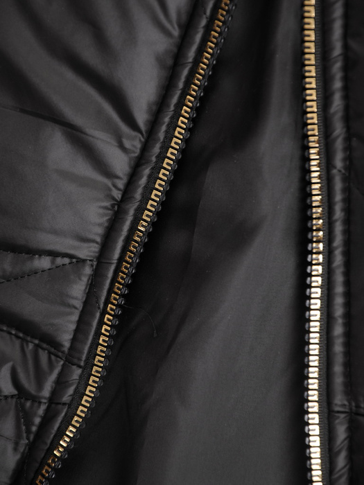 Długa czarna kurtka zimowa z ozdobnym pikowaniem 34822