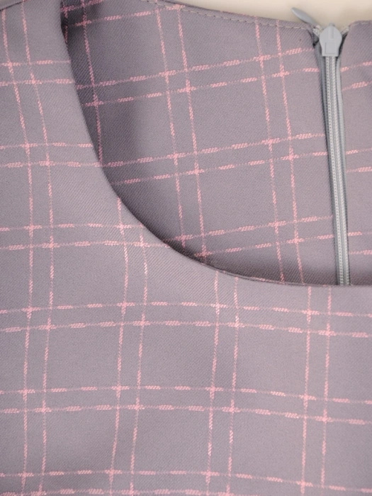 Elegancka sukienka biurowa midi w szarą kratę – prosty fason z modelującą baskinką 34190