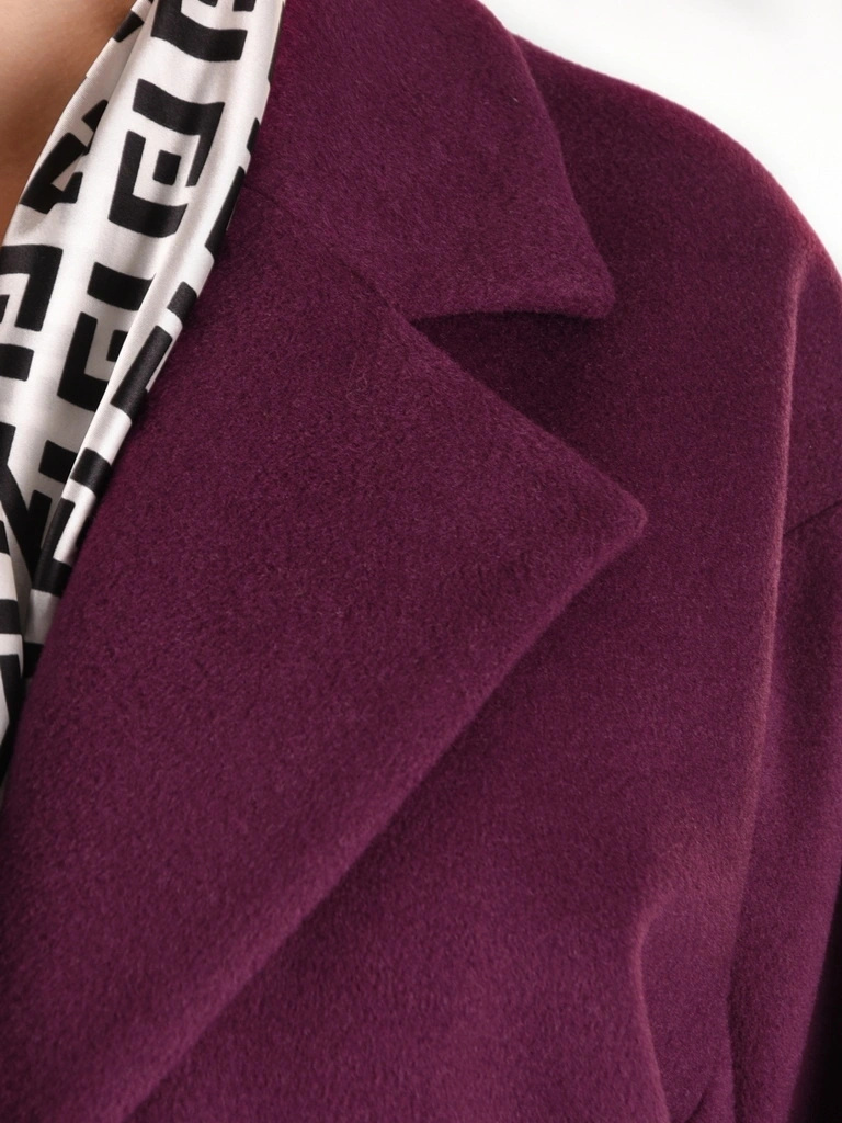 Elegancki fioletowy płaszcz damski z kołnierzem – modne bufiaste rękawy dodające sylwetce szyku 42142