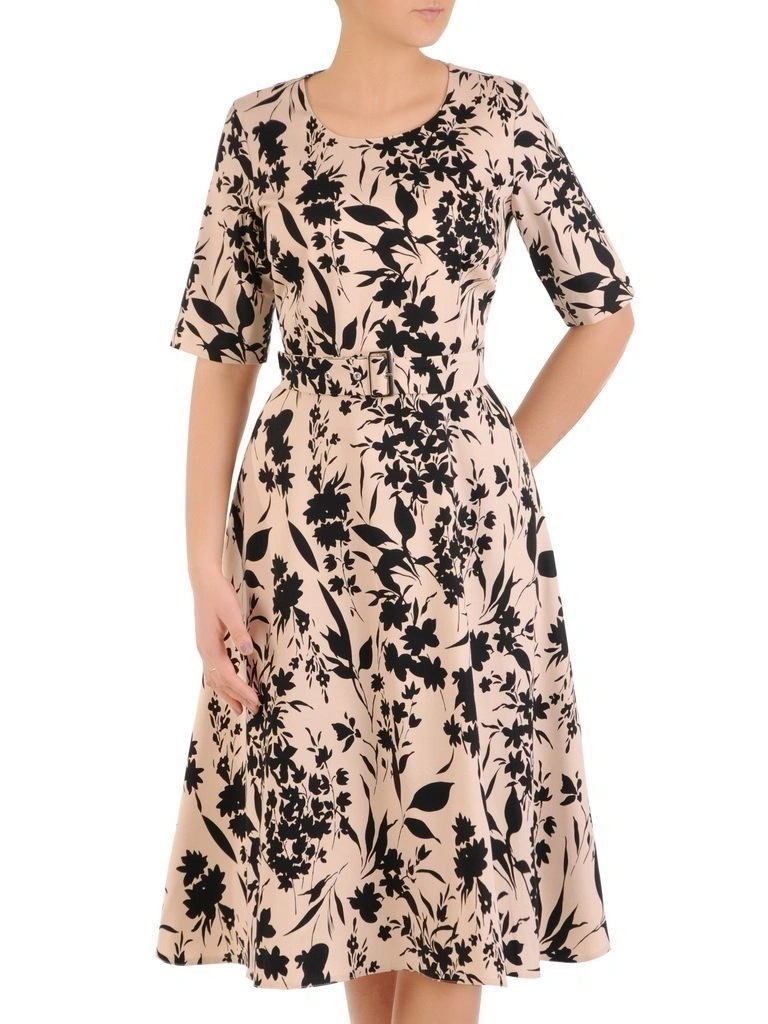 Elegancka bawełniana sukienka rozkloszowana w kwiaty – kobiecy fason z paskiem modelującym sylwetkę 28950
