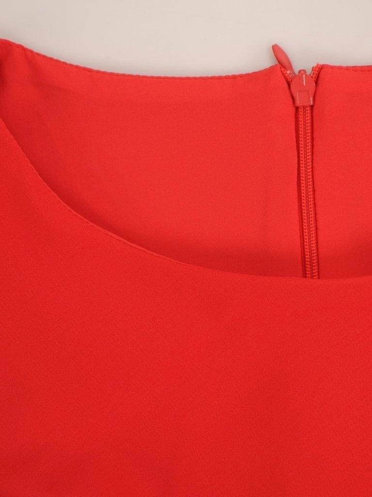Elegancka czerwona sukienka midi na święta – prosty krój maskujący niedoskonałości 26706