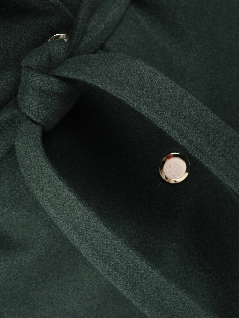 Elegancki płaszcz damski na jesień i zimę w odcieniu butelkowej zieleni – prosty krój z wiązaniem w talii 32206