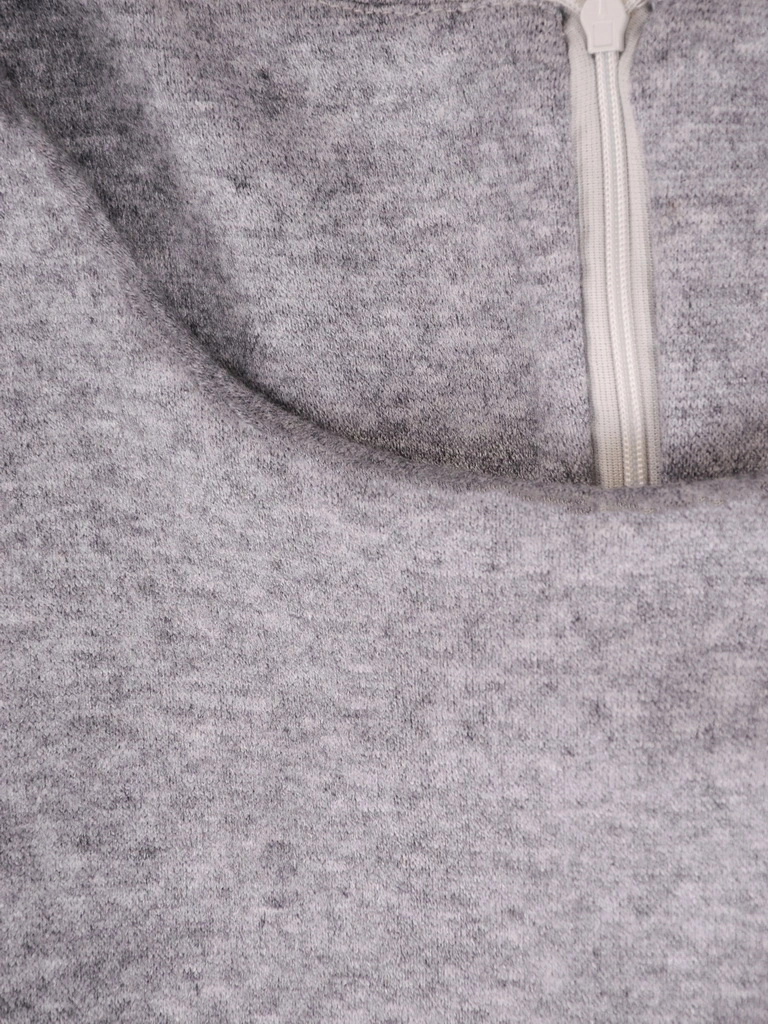 Elegancka szara sukienka midi z narzutką – prosty fason z ozdobną klamrą 36945