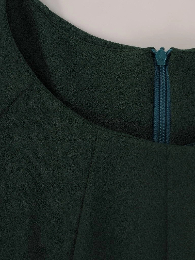 Elegancka sukienka trapezowa w kolorze butelkowej zieleni – tuszujący fason z praktycznymi kieszeniami 19103