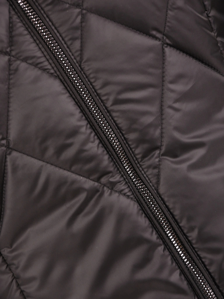 Pikowana kurtka damska z kapturem na jesień i zimę – klasyczny fason w czerni 42256