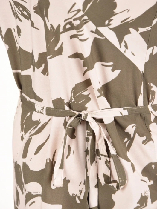 Elegancka sukienka trapezowa maxi w kwiaty khaki – wiskozowy model z paskiem modelującym talię 42085