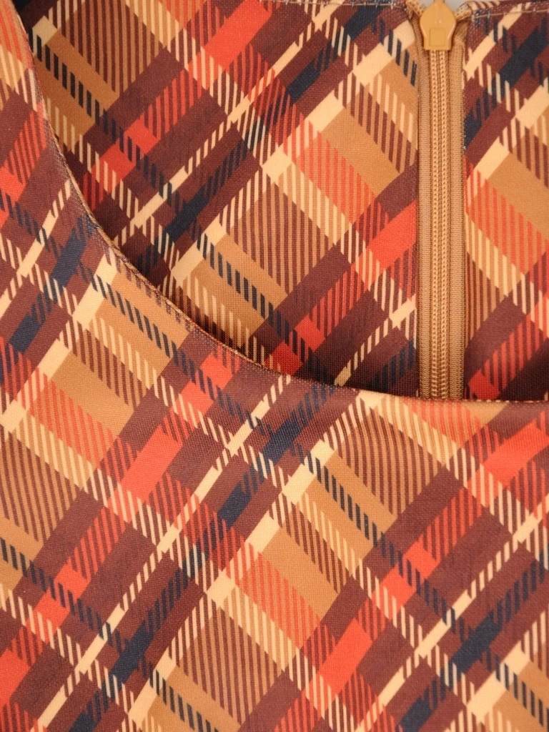 Beżowo-brązowa sukienka w kratkę o prostym kroju – akcentująca talię baskinka i elegancki dekolt 34680