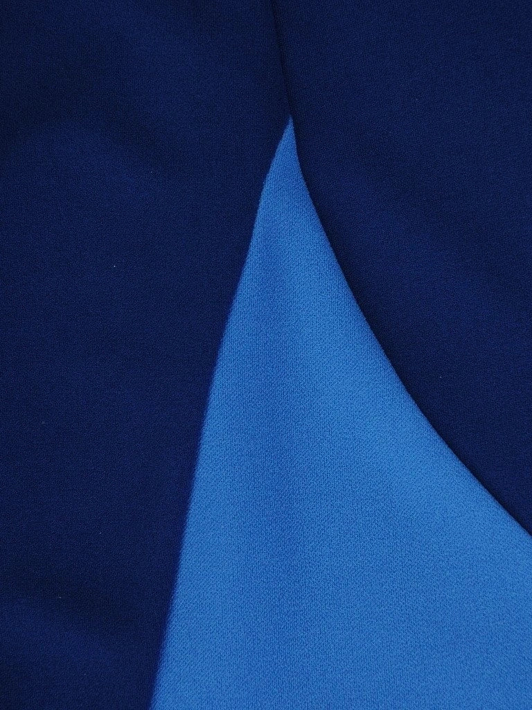 Granatowa sukienka prostego kroju z dekoltem łódka – wyszczuplające przeszycia i elegancki fason 19350