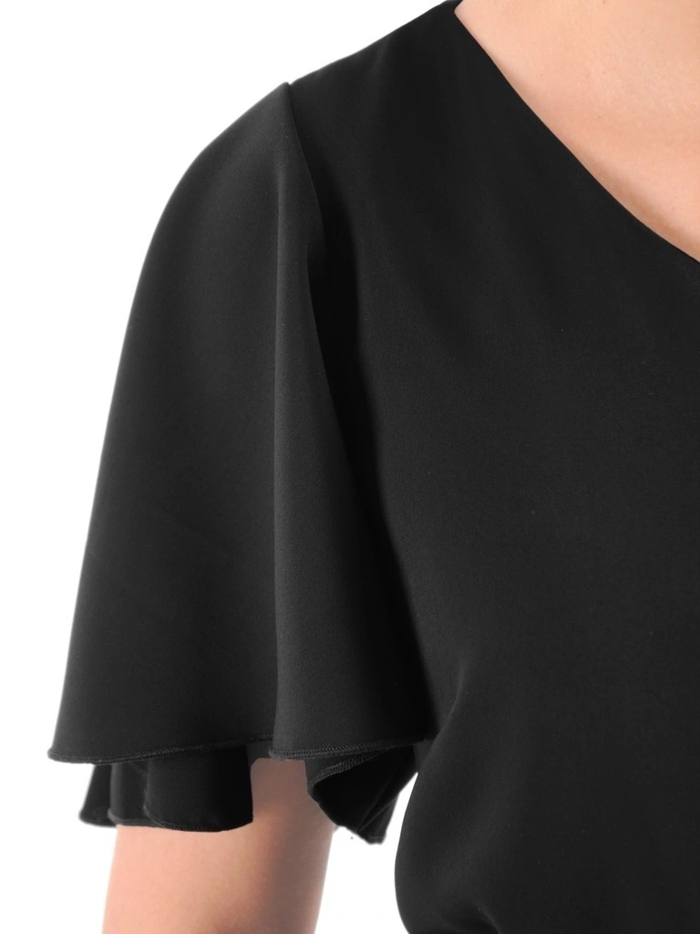 Elegancka czarna sukienka wizytowa do kolan – kobiecy krój z paskiem podkreślającym talię 38550