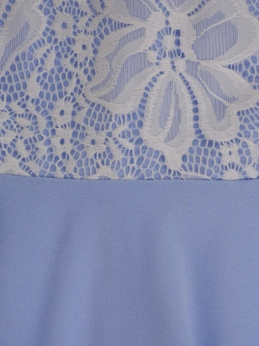 Błękitna sukienka rozkloszowana w kwiaty midi – kobiecy fason z wysmuklającym dekoltem w serek 17160