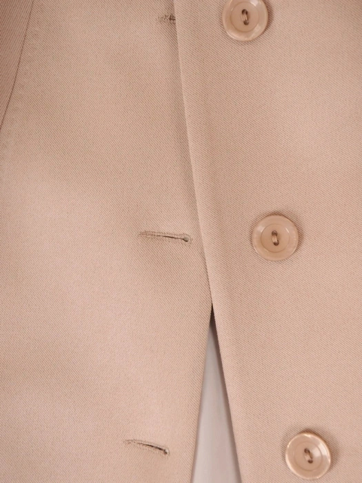 Elegancki płaszcz damski w prążki beżowy – klasyczny model z ozdobnymi guzikami 41270