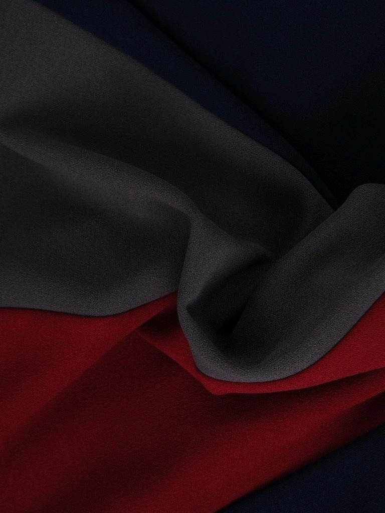Elegancka granatowa sukienka midi rozkloszowana – pionowe zaszewki optycznie wyszczuplające sylwetkę 18599