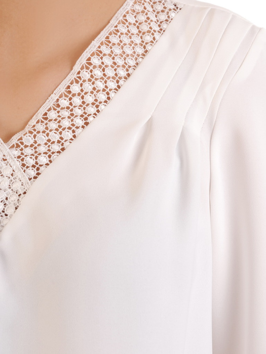 Biała bluzka z ozdobnym dekoltem 31541