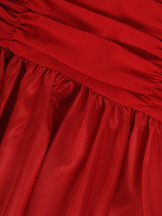 Czerwona sukienka z tafty, kreacja z ozdobnym kołnierzem 24262