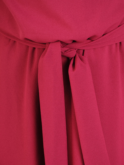 Długa malinowa sukienka z szyfonu, kreacja z ozdobnym rozcięciem 31151