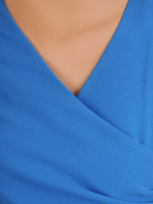 Niebieska sukienka z wyszczuplającą, kopertową zakładką 32381