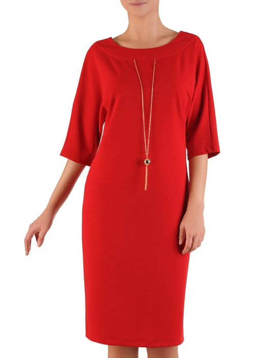 Ołówkowa sukienka z naszyjnikiem, kreacja w czerwonym kolorze 23525