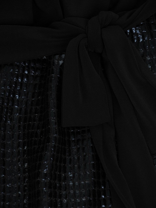 Sukienka damska Euzebia X,  czarna kreacja w fasonie maskującym brzuch.