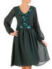 Elegancka zielona sukienka z żabotem wykończonym cekinami 27932